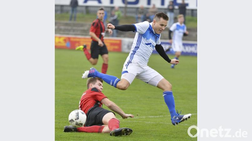 Der linke Paulsdorfer Innenverteidiger Christian Demel (links) grätscht gegen den Rosenberger Rechtsaußen Philipp Witzel.


Bild: Ziegler Bild: Ziegler