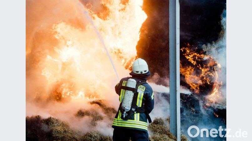 Fotos oder Videos von Bränden oder Unfällen dokumentieren auch das Engagement der ehrenamtlichen Helfer. Symbolbild: Julian Stratenschulte/dpa