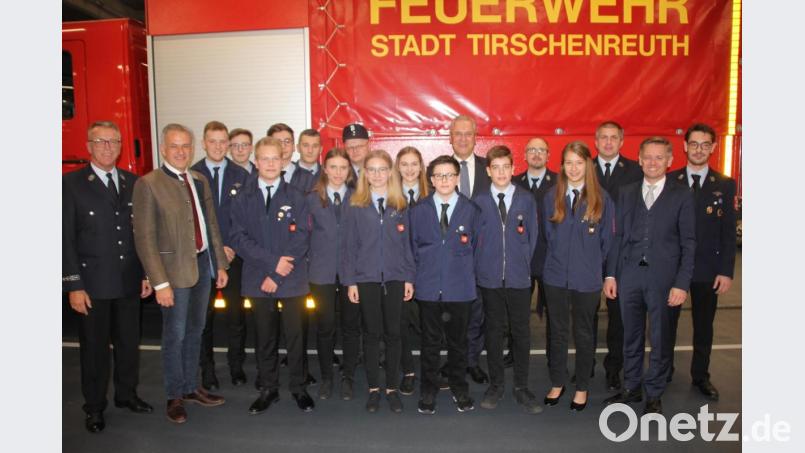 Innenminister Joachim Herrmann beglückwünschte die Tirschenreuther Jugendfeuerwehr zum Landesmeistertitel und zum 3. Platz bei der Deutschen Meisterschaft. Bild: kro