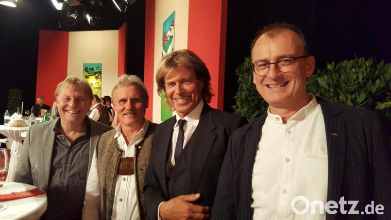 Bei der Show &quot;9 Plätze, 9 Schätze&quot; fand sich auch Zeit für ein Treffen der Tirschenreuther Gottfried Haas (rechts), Herbert Schertler und Werner Schmidt mit Hansi Hinterseer (von links). Bild: exb