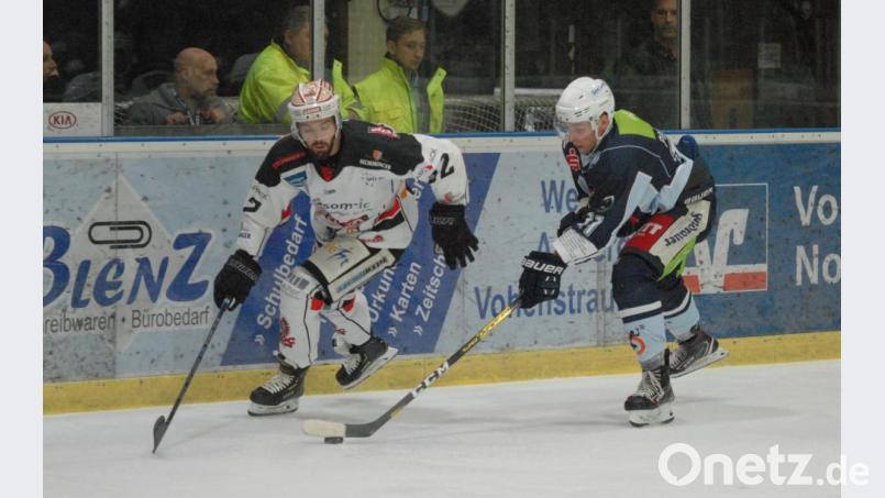 Die Blue Devils gingen am Wochenende leer aus. Nach dem 2:4 am Freitag gegen Memmingen (Szene mit Kevin Piehler, rechts) verloren die Weidener am Sonntag auch in Sonthofen mit 2:4. Bild: gb