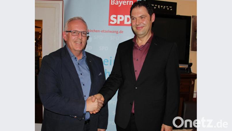 Bürgermeister Winfried Franz (links) gratulierte Christian Beyer zur Wahl als Bürgermeisterkandidat der SPD in Neukirchen. Bild: ds