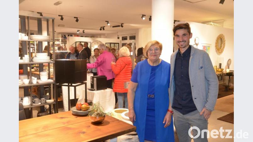 Stabübergabe war am 1. August. Seitdem leitet Benedikt Sichert, hier mit seiner Großmutter Hildegard Sichert, das Einrichtungshaus in der Oskar-von-Miller-Straße. Bild: Kunz