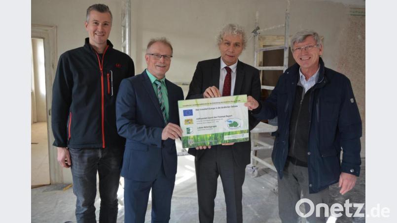 155.000 Euro fließen aus der Leader-Förderung für das Theres-Neumann-Museum im Schafferhof. Der Förderbescheid wurde am Freitag im Museum übergeben. Mit dabei waren (von links) Florian Preisinger, Bürgermeister Max Bindl, Landrat Wolfgang Lippert und Leitender Landwirtschaftsdirektor Wolfgang Wenisch. Bild: jr