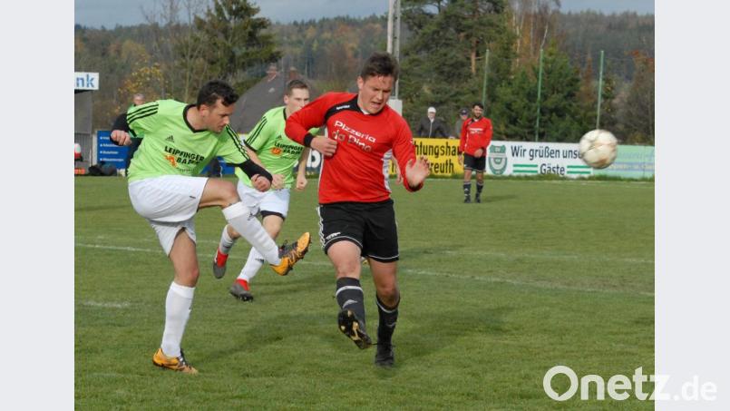 Der SV Pechbrunn erkämpfte sich gegen den TSV Bärnau in letzter Minute noch einen Punkt (1:1). Hier klärt Marco Zeitler (links) vor dem Bärnauer Nicolai Wagner. Bild: gb
