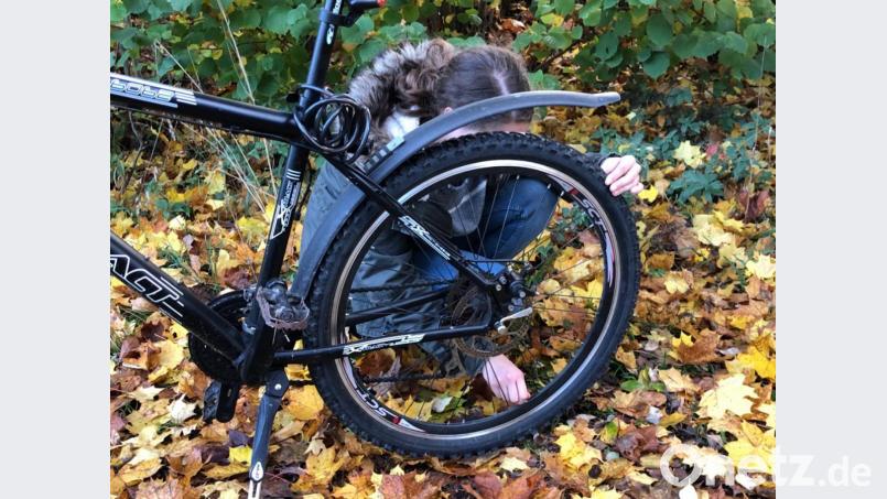Der richtige Reifendruck, die angemessene Profiltiefe und die Breite der Reifen spielen eine entscheidende Rolle. Den passenden Reifendruck für das Fahrrad kann man auf der Mantelseite des Reifens ablesen. Bild: pbal