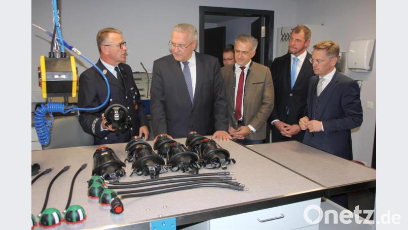 Innenminister Joachim Herrmann besichtigte das neue Tirschenreuther Feuerwehrhaus, hier den Raum für Atemschutz. Bild: kro