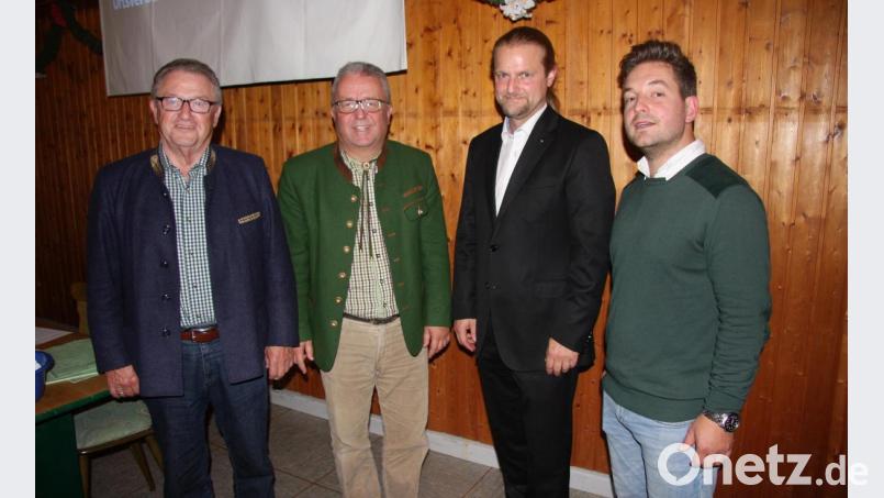 Für den Kreistag wurden Toni Dutz (Zweiter von links) und Andrè Putzlocher (Dritter von links) vorgeschlagen. Den Nominierten gratulierten Zweiter Bürgermeister Fritz Holm (links) und der CSU-Ortsverbandsvorsitzende Michael Dutz. Bild: wro