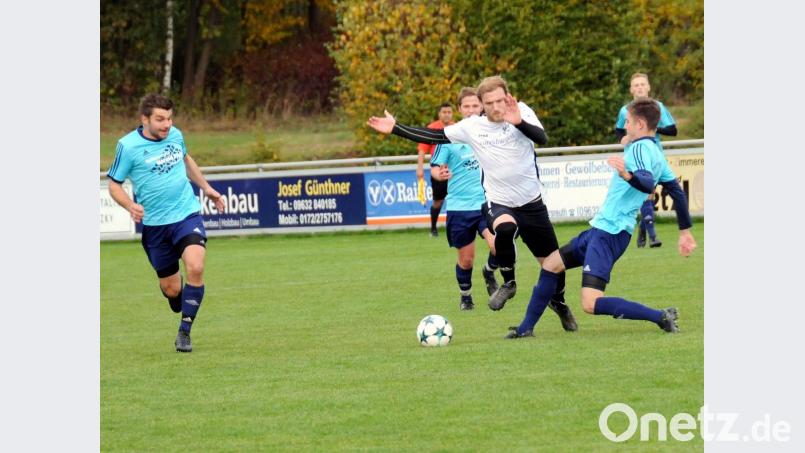 Durch den 3:1-Erfolg gegen den FC Lorenzreuth hat der TSV Konnersreuth die Tabellenführung in der Kreisliga Süd übernommen. Hier hat FC-Akteur Tobias Schraml (weißes Trikot) das Nachsehen gegen Tobias Rosner (rechts) und Louis Lang (links). Bild: heh