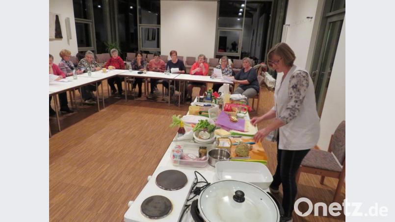 Wie schnelle Gerichte gekocht werden, zeigt Marianne Paulus bei der KAB. Bild: adj