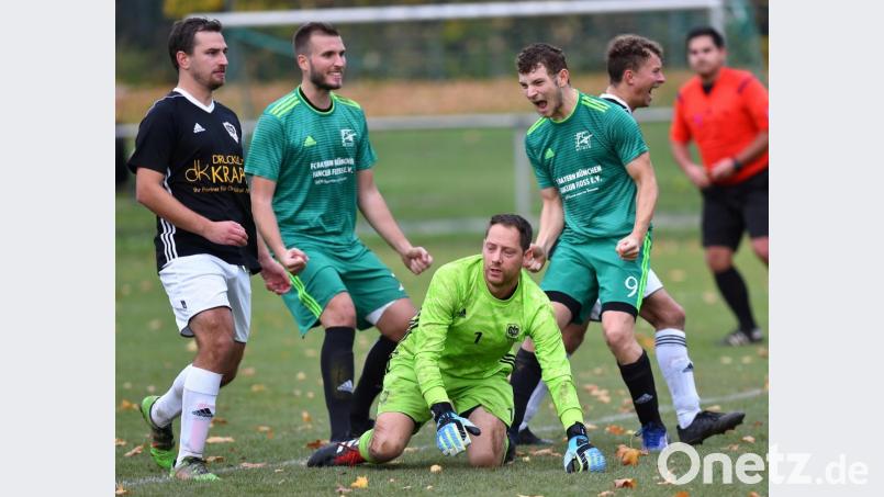 Alexander Sax (grünes Trikot, rechts) freut sich mit seinem Teamkollegen Dominik Forster über die zwischenzeitliche 2:0-Führung. Zunächst hatte DJK-Keeper Daniel Hecht den Elfmeter von Sax gehalten, im Nachschuss traf der Ost-Spieler dann doch noch. Am Ende siegte der FC Weiden-Ost im Stadtderby gegen die DJK Weiden mit 3:1. Bild: A. Schwarzmeier