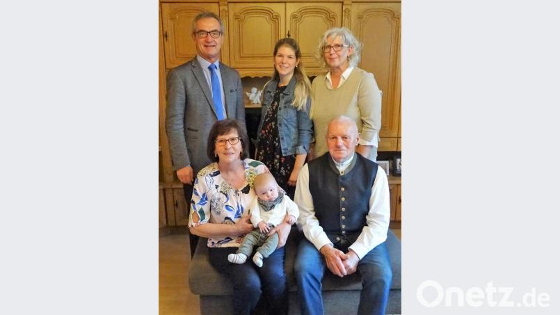 Regina und Franz Horn (vorne links und rechts) nahmen die Glückwünsche von Bürgermeister Werner Nickl, Enkelin Sabrina und Tochter Alexandra (hinten, von links) entgegen. Jüngster Gratulant zur goldenen Hochzeit war Urenkel Hanno. Bild: hl