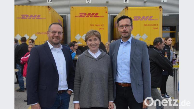 Mit den Belegschaften der Bereiche Custom Service und Versand feiern die neue Niederlassungsleiterin Claudia Schäfer, Stellvertreter Thomas Bauch (rechts) und Vice President Oliver Brandes ein &quot;Oktoberfest&quot; auf dem Betriebsgelände. Bild: Kunz