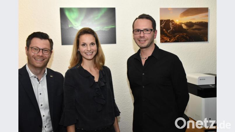 MdL Christoph Skutella, Sarah Wolf und Fotograf Johannes Rösch. Im Hintergrund zwei Bilder, die der Sophie- Scholl- Realschullehrer auf den Lofoten aufgenommen hat. Bild: hcz