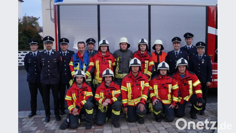 Sieben Aktive aus drei Feuerwehren legen nach der modularen Truppausbildung in Schirmitz erfolgreich die Prüfung zum Truppführer ab. Mit im Bild die Ausbilder, Schiedsrichter und Lehrgangsleiter. Bild: du