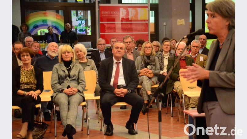 OKV-Vorsitzende Irene Fritz (rechts) erläutert den Gästen das Motto &quot;Der Kunst Raum geben&quot;. Bild: Kunz