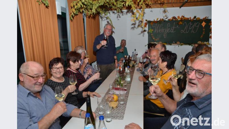 Weinselige Fröhlichkeit im Gerätehaus der Stützpunktwehr. Bild: dob