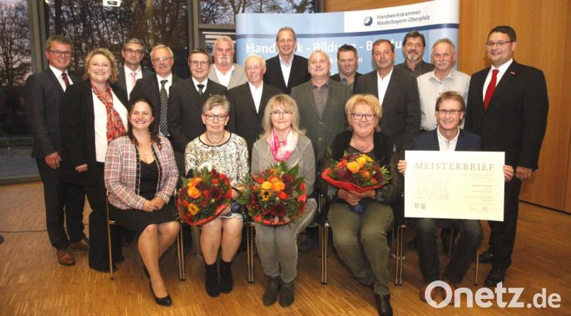 Vizepräsidentin Kathrin Zellner (sitzend, links), Geschäftsführer Alexander Stahl (rechts), Bürgermeister Martin Birner, Obermeister Ernst Maler und die Geschäftsführerin der Kreishandwerkskammer Schwandorf, Claudia Mendel (von links) zeichneten 14 Handwerksmeister aus dem Landkreis Schwandorf mit dem „Goldenen Meisterbrief“ aus. Bild: Hirsch