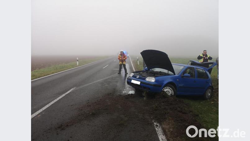 Im dichten Nebel geriet am Samstagmorgen auf der Staatsstraße 2168 im Ortseingang Höflas bei Kemnath eine junge Frau von der Straße ab. Bild: mde