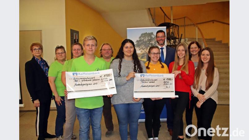 Die Gewinner des Nachhaltigkeitspreises 2019: Obst- und Gartenbauverein Großschönbrunn (vorne, links) sowie die Mittelschule Auerbach (vorne, rechts) mit Eva Birkmüller (links) und Vorstand Michael Sommer (hinten). Bild: jma