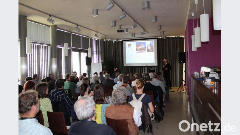 Karl Müller bei seinem Vortrag im Kulturzentrum Svoboda. Bild: gjb