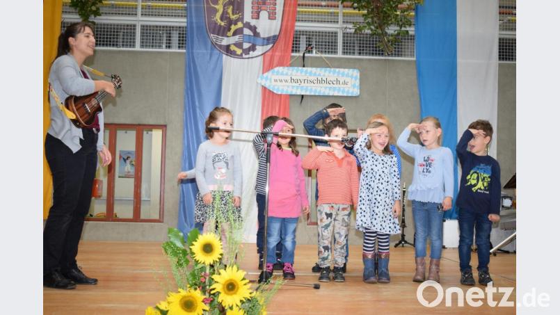Die Kinder der Musikschule haben die Gäste zu einer musikalischen Löwenjagd eingeladen. Ihr Auftritt erntete großen Beifall. Bild: bnr
