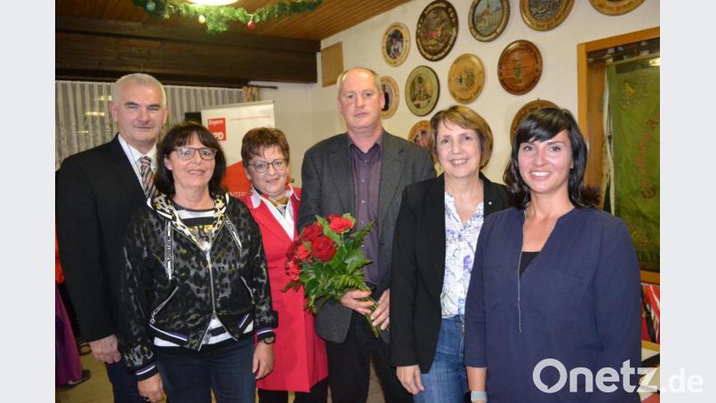 Uli Roth, Gisela Birner, Brigitte Scharf, Annette Karl und Karin Hüttner (von links) freuten sich mit Thomas Döhler (Dritter von rechts) über dessen Landratskandidatur. Bild: fue