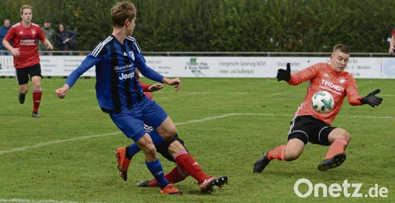 Der beschäftigste Mann am Platz war der Pfreimder Torwart Michael Herrmann. Doch auch er konnte die 1:5-Heimniederlage gegen den TSV Kareth-Lappersdorf nicht verhindern. Bild: ham