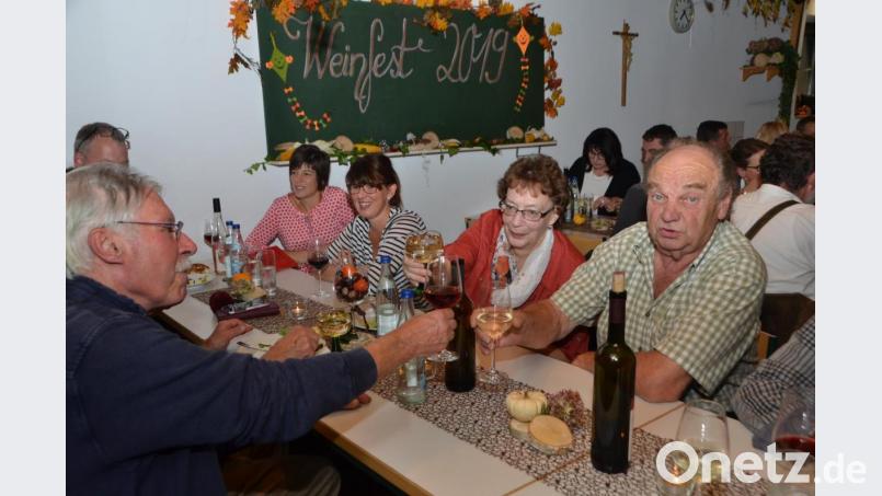 Siglinde und Hans Drexler aus Lohma (rechts) kennen Küfermeister Heinz Pahle seit 48 Jahren und schätzen die edlen Tropfen. Bild: dob