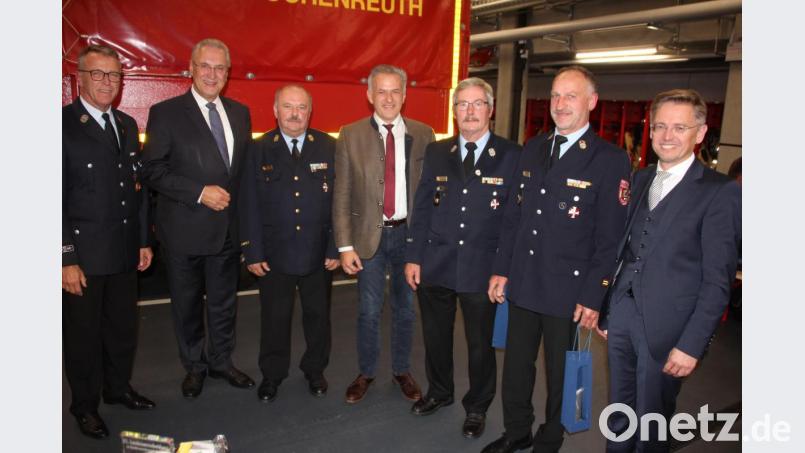 Geschenke gab es für die beiden langjährigen Kreisbrandmeister Albert Fröhlich und Wolfgang Fischer. Unser Bild zeigt (von links): Franz Stahl, Innenminister Joachim Herrmann, Kreisbrandrat Albert Wührl, Roland Grillmeier, Albert Fröhlich, Wolfgang Fischer und MdL Tobias Reiß. Bild: kro