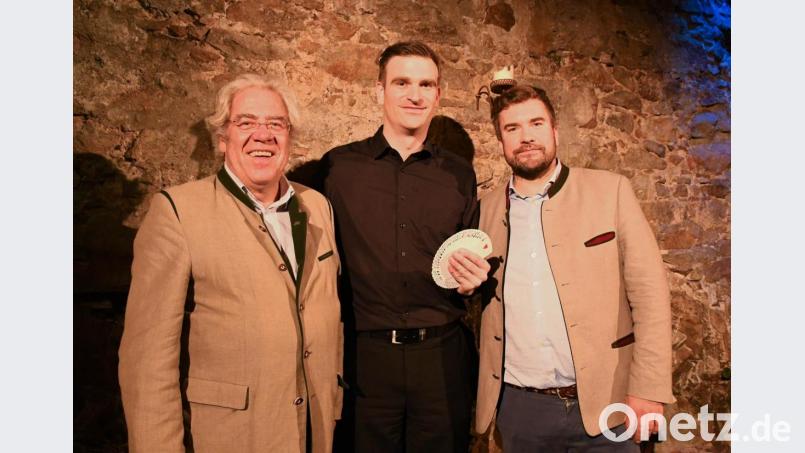 Manuel Graf Beissel von Gymnich (rechts) setzt gemeinsam mit seinem Vater Burkhard Graf Beissel von Gymnich (links) den Startschuss der &quot;magic and mystery&quot;-Serie auf Schloss Guteneck. Kein geringerer als Star-Illusionist Denis Behr begeisterte bei der Auftaktveranstaltung. Bild: Freya Stoeckl
