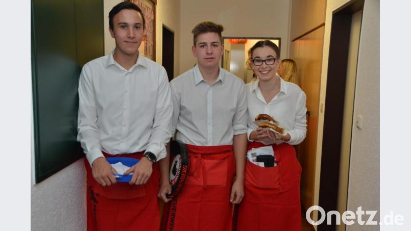 Adrian Walbrunn, Fabian Janker und Claudia Feneis (von links nach rechts) unterstützten als flinke Bedienungen beim Weinfest der Feuerwehr. Bild: dob