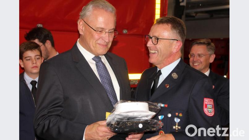 Bürgermeister Franz Stahl überreichte dem Innenminister zwei Hatico-Hemden, ein weißes und ein schwarzes. Bild: kro