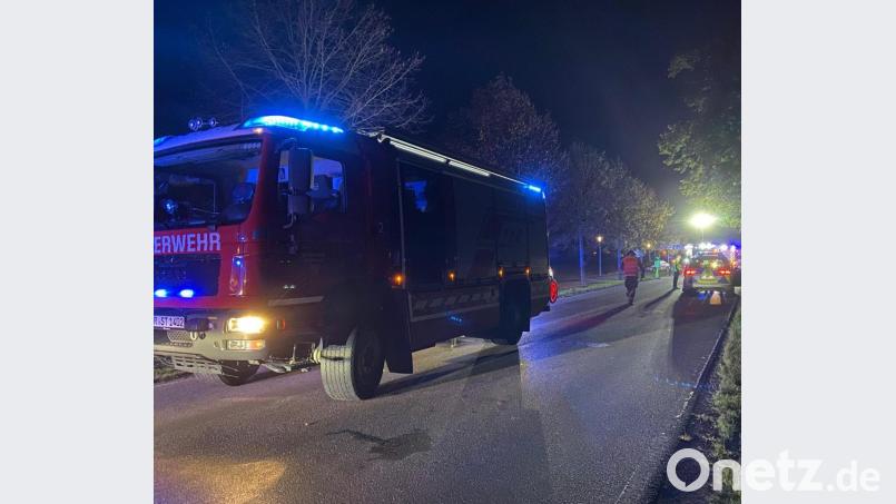 Bei Burgweinting ist ein Pkw-Fahrer gegen einen Baum geprallt. Bild: Alexander Auer