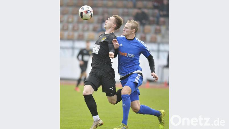 Der Amberger Torjäger Martin Popp (links) wird bei der Ballannahme vom Etzenrichter Innenverteidiger Bastian Strehl von hinten unter Druck gesetzt. Bild: Ziegler