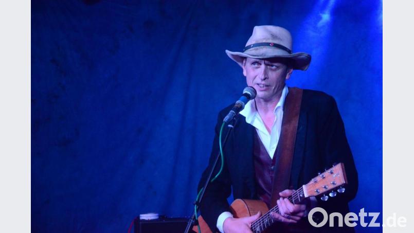 Martti Mäkkela auf der "Live Stage" im "Parapluie" am "Kunstgenuss bis Mitternacht"-Tag. Bild: Kunz