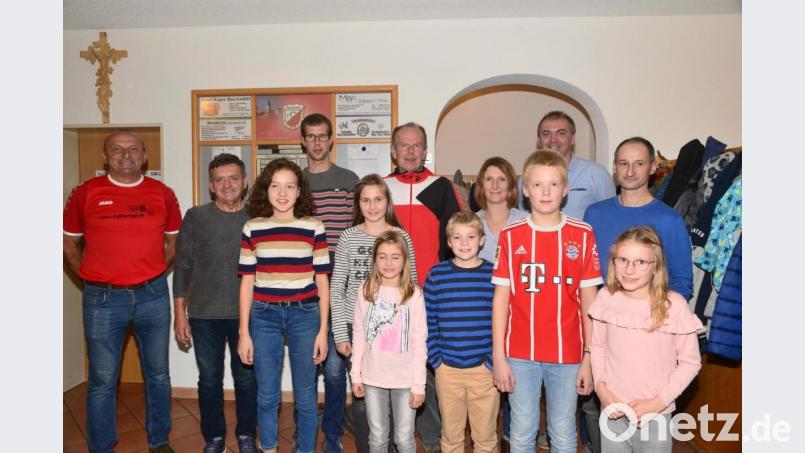 Über die ausgezeichneten Platzierungen der Läufer in ihren Altersklassen beim OVL-Cup freuen sich TSV-Vorsitzender und Stadtrat Josef Windirsch sowie Skiabteilungsleiter Christian Enslein (rechts). Bild: bey