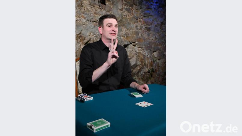 Star-Illusionist Denis Behr zog mit seinen raffinierten Kartentricks das Publikum in seinen Bann. Bild: Freya Stoeckl
