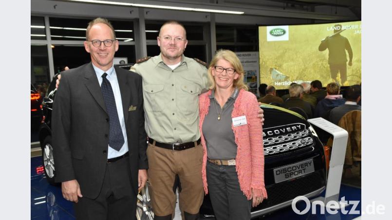 Berufsjäger Chris Balke (Mitte) den Geschäftsführern der Automobil Geuss GmbH Jürgen Geuß und Ulla Roscher-Geuß. Bild: hcz