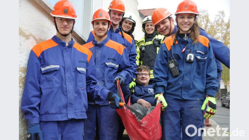 Die Rettung einer Person (Constantin Rom) aus einem brennenden Haus ist diesmal noch gut gegangen. Innsgesamt verfügt die Feuerwehr Tännesberg über 16 Atemschutzträger. i Bild: es