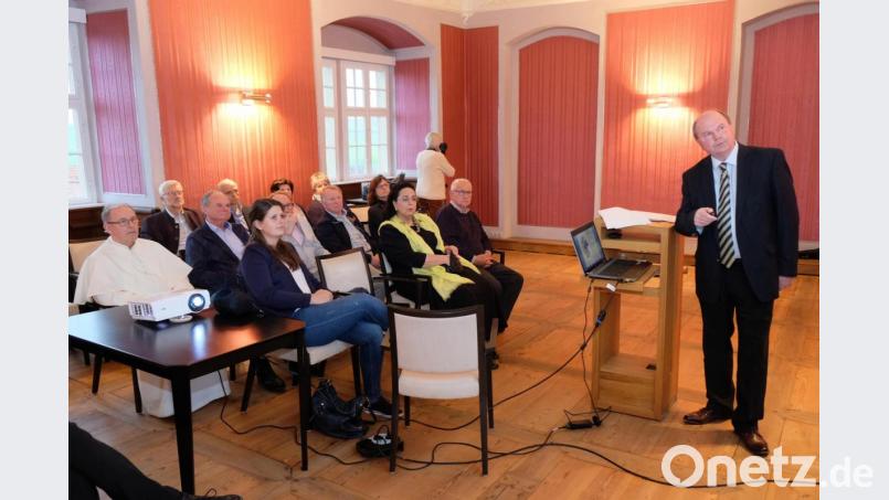 Zukunftsperspektiven für den ländlichen Raum beleuchtet Wolfgang Weber (rechts) von der Ostbayerischen Technischen Hochschule Amberg-Weiden im &quot;Innovativen LernOrt&quot; Kloster Speinshart. Die Ausführungen stehen im Zusammenhang mit der Vortragsreise &quot;25 Jahre - 25 Orte&quot; anlässlich des 25-jährigen Bestehens der OTH Amberg-Weiden. Bild: do
