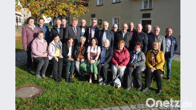 60. Geburtstag feierte am Samstag der Schülerjahrgang 1958/59 in Konnersreuth. Vor dem Resl-Haus gruppierten sich die 60-Jährigen zu einem Erinnerungsbild, ehe das Treffen mit einem Gottesdienst in der Pfarrkirche und anschließendem Beisammensein beim „Kouh-Lenzen“ seine Fortsetzung fand. Mit im Bild Bürgermeister Max Bindl (stehend, Zweiter von rechts). Bild: jr