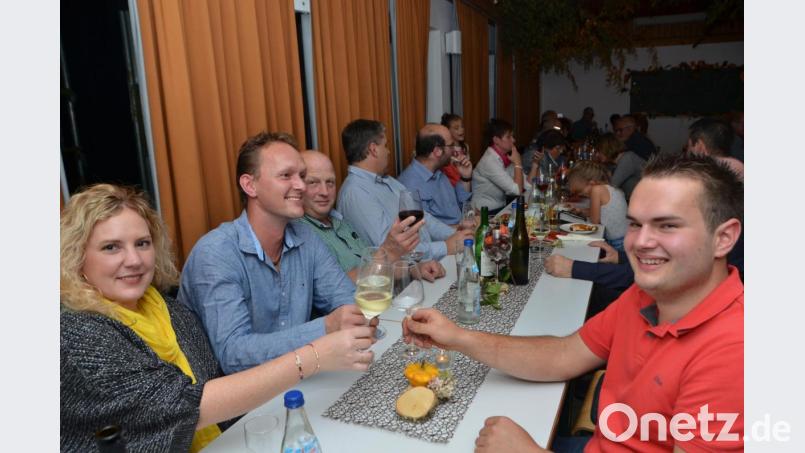 Charmeur Johannes Sommer (rechts) strahlt angesichts des Erfolgs. Die Stimmung war vergleichbar wie beim Heurigen in Wien. Mit am Tisch die Feuerwehrführungskräfte des Landkreises mit Kreisbrandrat Marco Saller (Fünfter von links) und Kreisbrandinspektor Martin Weig (Dritter von links). Bild: dob