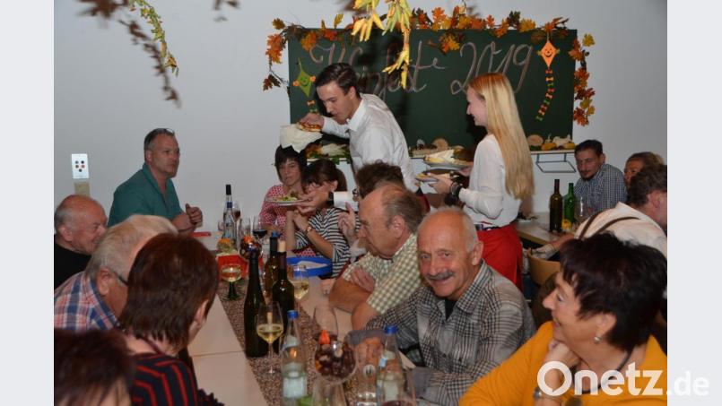 Die Bedienungen hatten alle Hände voll zu tun, die Gäste mit den wunderbaren Tropfen aus dem rheinhessischen Weinanbaugebiet zu versorgen. Bild: dob