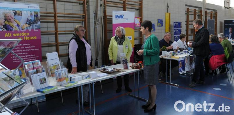 Die AOVE (links) informiert über „Alt werden zu Hause“, und beim VdK-Ortsverband (rechts) gibt es Tipps zur Medikamentenverträglichkeit. Außerdem kann man Blutzucker und Blutdruck messen lassen. Bild: gf
