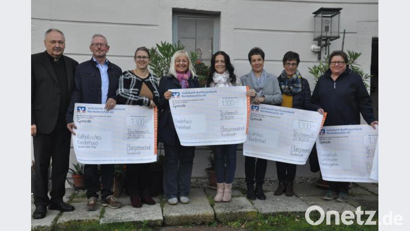 Über den Erlös aus dem Pfarrfest dürfen sich die Kindergärten der Stadt sowie der Caritas-Kinderhort freuen. Die wurden mit je 1300 Euro bedacht. Im Bild (von links) Stadtpfarrer Georg Flierl, Festleiter Anton Frötschl, Monika Zeitler (Kath. Kindergarten), Silvia Markowski und Maria Üblacker (Städt. Kindergarten/Kinderkrippe), Christine Burkhard (Caritas-Kinderhort), Pfarrgemeinderatssprecherin Edith Schön und Ursula Roper (Evang. Kindergarten). Bild: ws