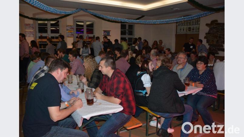 Volles Haus am Samstagabend beim Kirwatanz der Leonberger Landjugend im Pfarr- und Jugendheim. Bild: jr