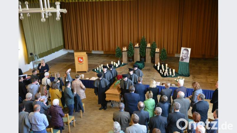 Als der Sarg aus dem Saal gebracht wurde, erhoben sich die Trauergäste von ihren Plätzen. Bild: fdl