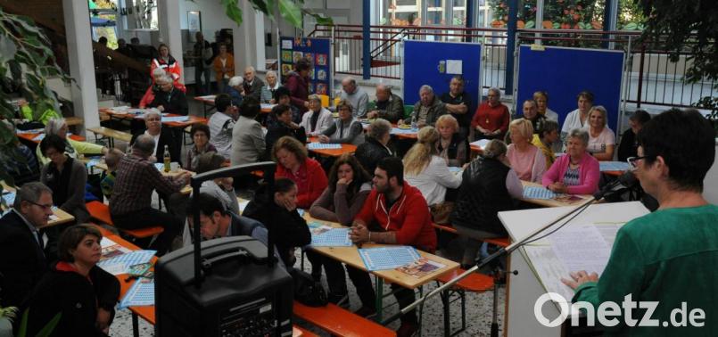 Bei der Eröffnung der Gesundheitsausstellung betonte die Poppenrichter Seniorenbeauftragte Gertrud Weigl (r.echts), dass man einfach „selbstbewusster älter werden sollte“. Bild: gf