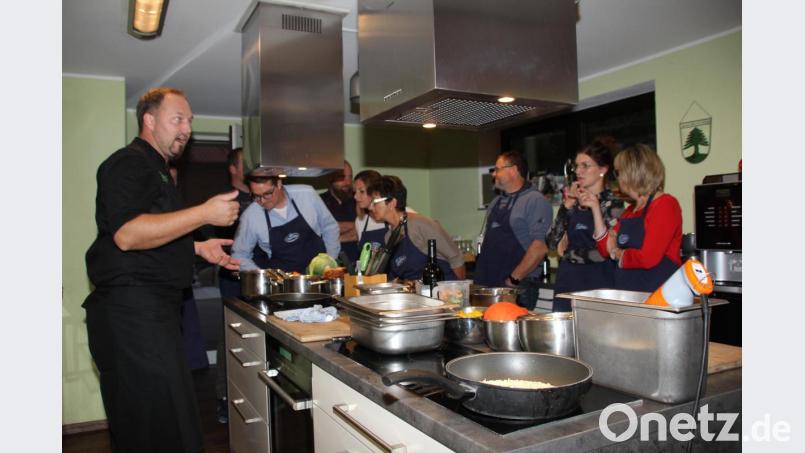 Interessiert lauschten die Kursteilnehmer am Beginn des Kochkurses den Ausführungen des Spitzenkochs Andreas Meier, dann aber ging es gemeinsam an Zubereitung mit dem Verzehr als krönendem Höhepunkt dieses Abends. Bild: frd